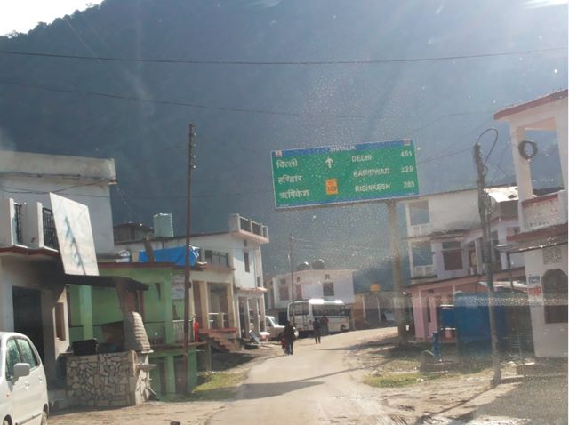 सोनप्रयाग से गुप्तकाशी की और जाते वक़्त एक साइन बोर्ड।