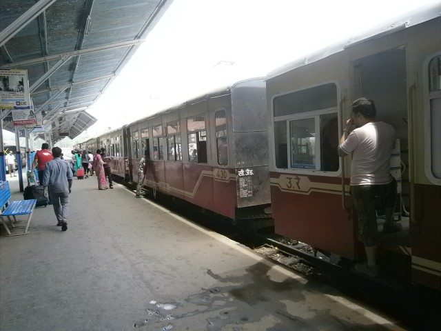 कालका स्टेशन से चलने की तैयारी में 