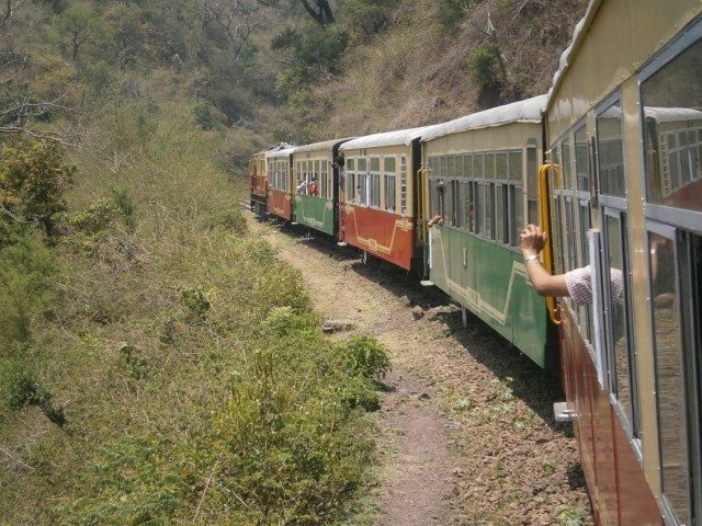 चलती का नाम गाड़ी 