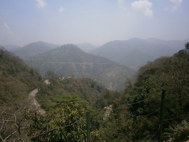 ट्रैन के समानांतर सड़क