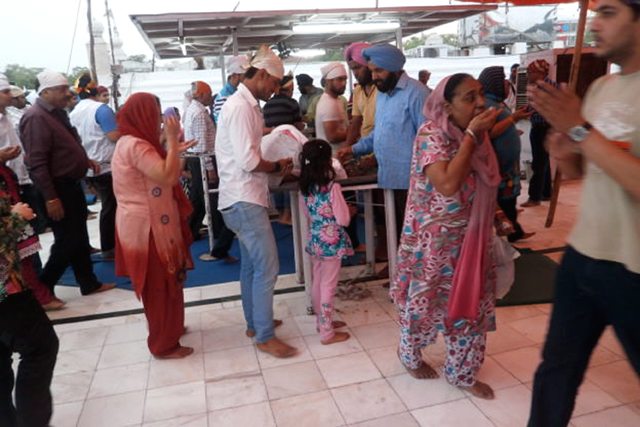 गुरुद्वारा श्री बंगला साहिब में प्रवेश के लिए प्रस्थान