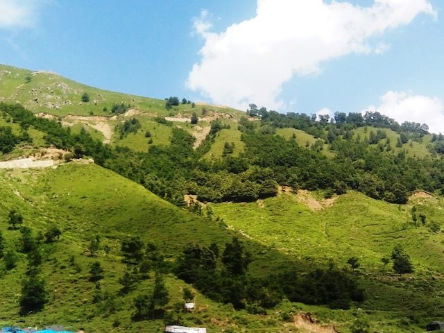 जवाहर सुरंग के आस पास के पहाड़ों का नजारा