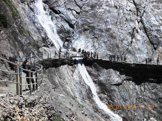 भारी भरकम झरना, छोटा सा पुल और सीधे खडे पहाड़