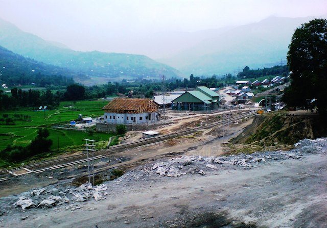 बनिहाल रेलवे - दायीं तरफ नयी बनी 13 किलोमीटर लम्बी सुरंग का मुख दिख रहा है