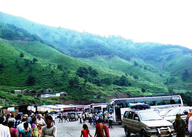 जवाहर सुरंग के पास लगे लंगरों का नजारा