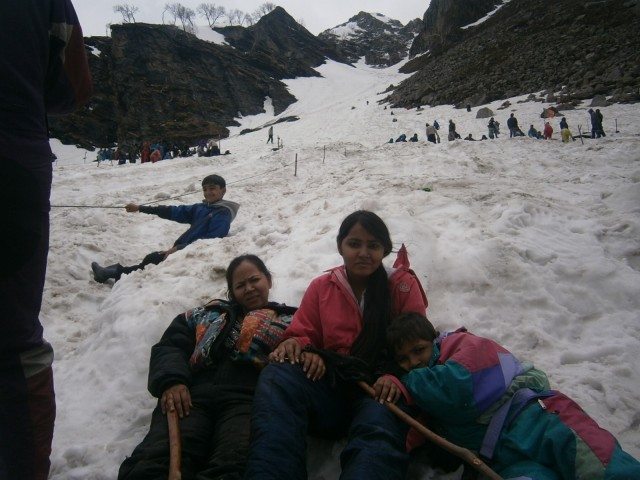 बर्फ से अठखेलियाँ 