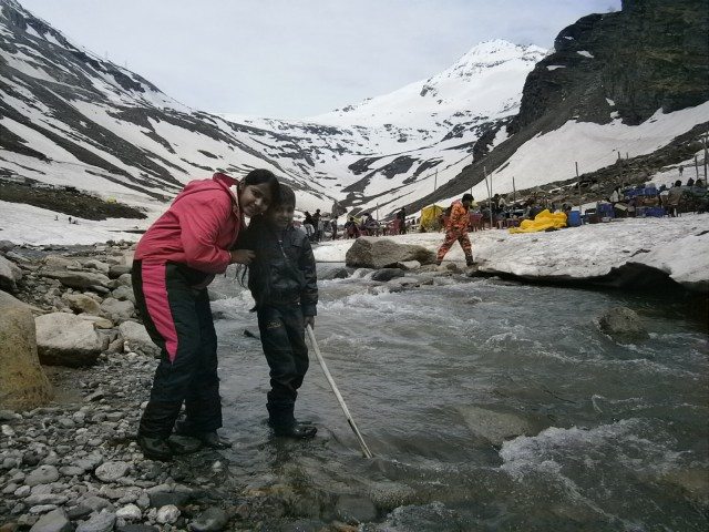 आधी जमी हुई ब्यास नदी ...