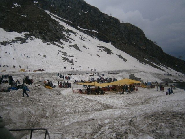 बर्फ पर एक छोटा सा बाज़ार