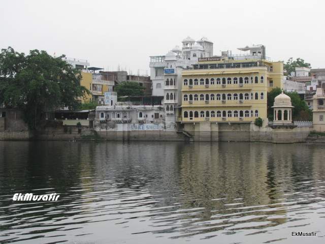 Some Haveli hotels around Lake Pichola.