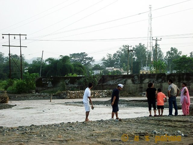 इस बरसाती खड्ड को कैसे पार किया जाए, तल की गहराई का अंदाजा लगाते गुणी जन