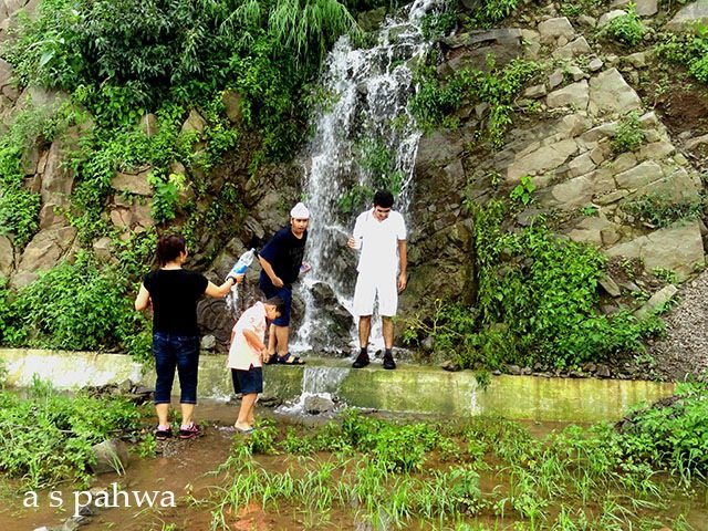 पैदल चलते यदि थक जाएँ तो मार्ग में आते ऐसे चश्मे आपकी थकावट दूर कर देते हैं