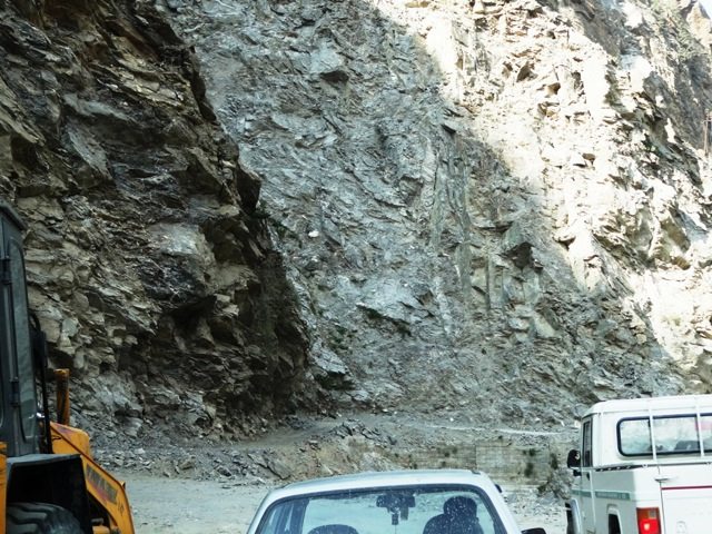 Shooting stones from the mountain force the traffic to a halt