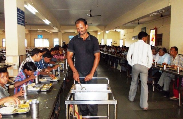 Sewadar serving food in Prasadalaya