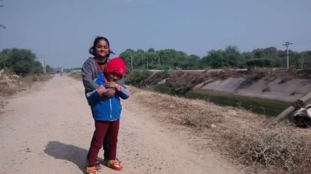 अभिलाषा और उन्नति नहर के किनारे