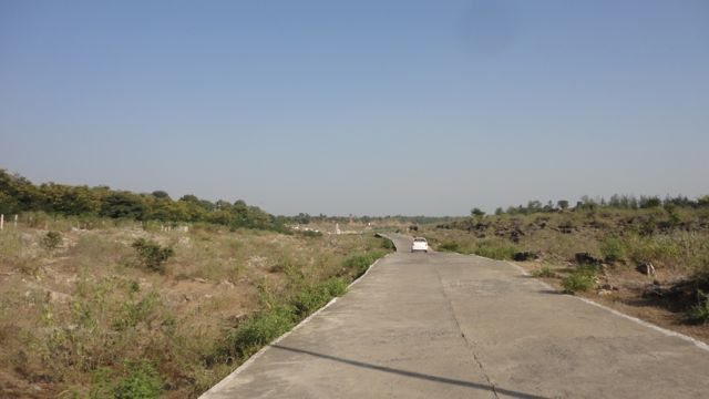 The cemented road towards Dhuandhar Fall