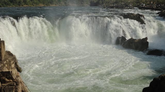 The famous ox-bow cliff of Dhuandhar Falls