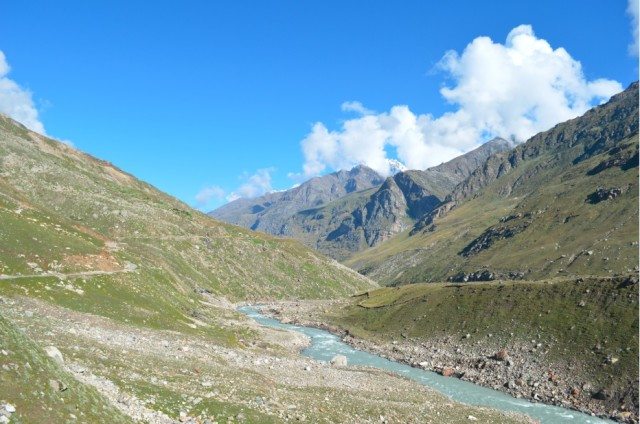 चन्द्रा नदी मेरे विपरीत बहते हुए