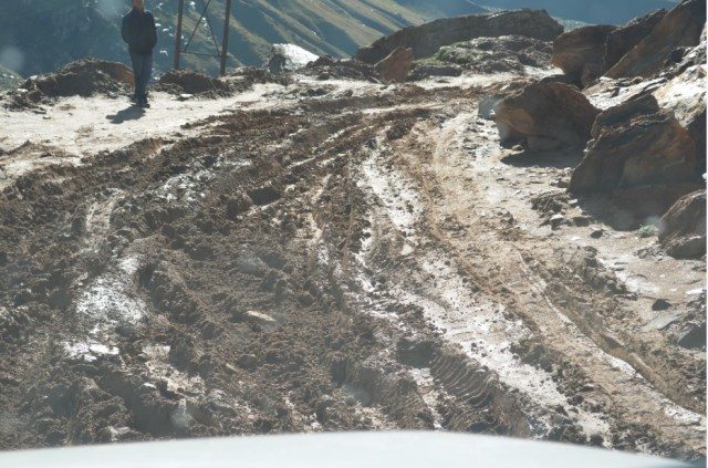 गाड़ी के अंदर से लिया गया फ़ोटो