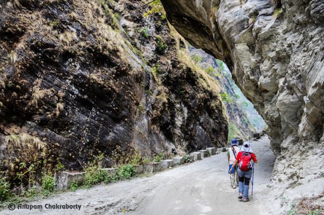 Trekkers on the way from Beni to Tatopani