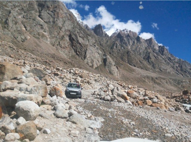 पत्थरों से झूझती हुई Alto