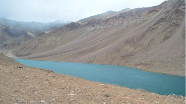  चन्द्रताल का दूर से एक फ़ोटो