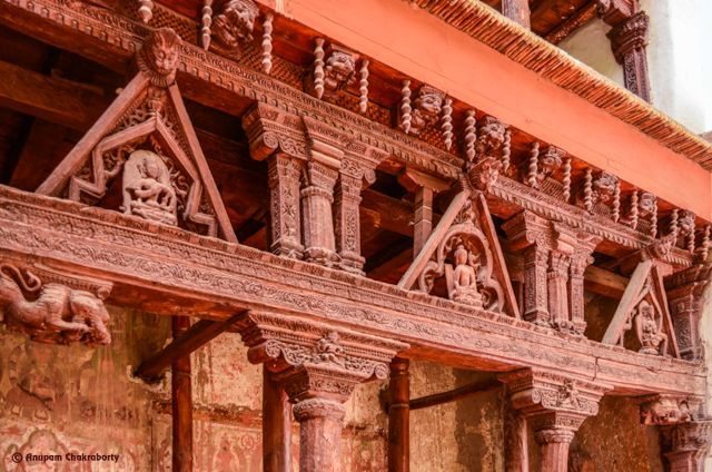 Wood carving at Sum-tsek