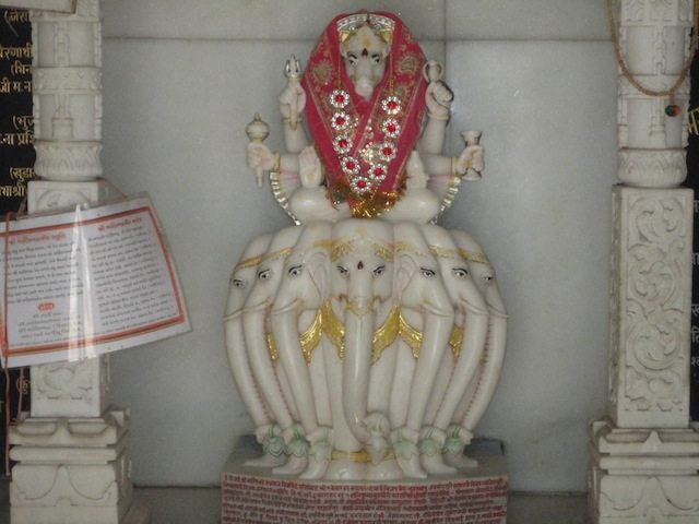 Idol of God inside Jal Mandir 