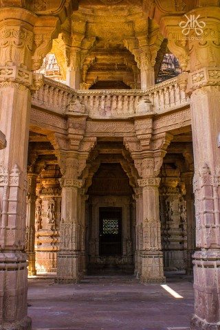 The temple style architecture of the monument reflects a synthesis of arts, the ideals of dharma, beliefs, values and the way of life cherished under Hinduism