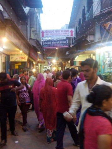 11 मंदिर के रास्ते में श्रधालुओ की भीड़ 