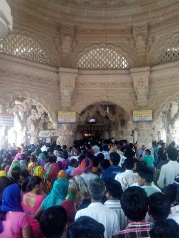 सांवलिया सेठ मंदिर में लगी भक्तो की भीड़
