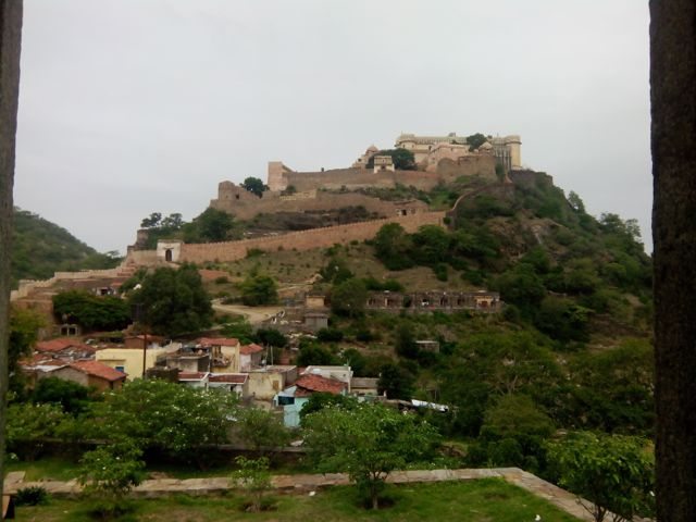 कुम्भलगढ़ किले का निचे से लिया गया एक फोटो