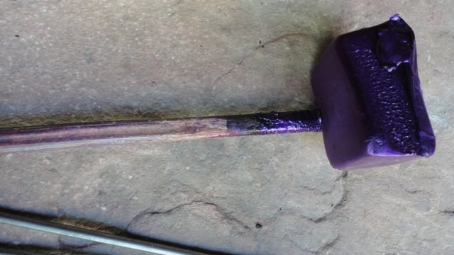 Tool for applying colour to the lac