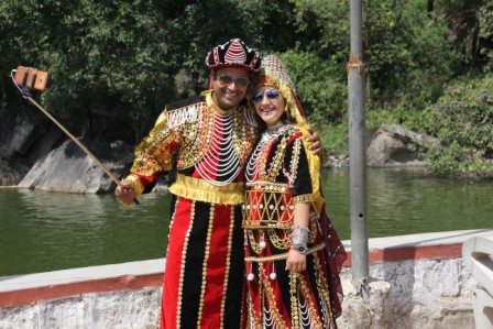 माउंट आबू की विख्यात नक्की झील पर सेल्फी लेता युगल