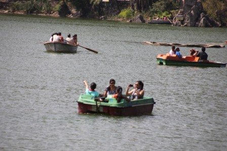 क्की झील में बोटिंग का लुत्फ़