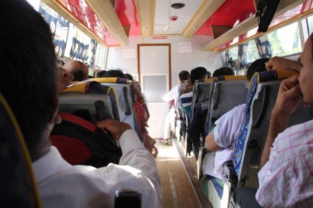 आबू रोड स्टेशन पर आश्रम की और से बस की व्यवस्था की गई थी