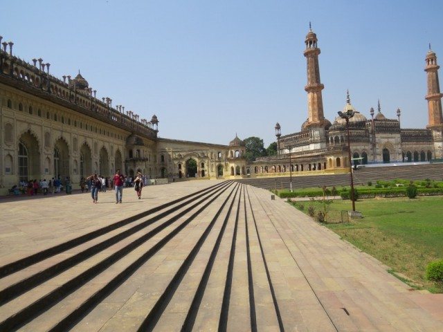 बड़ा इमामबाडा और मस्जिद बावली से कुछ यूँ दिखती है 