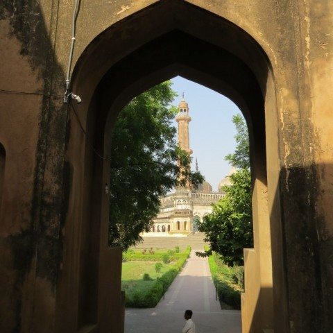 बावली से बाहर निकते समय मस्जिद के दर्शन होते हैं