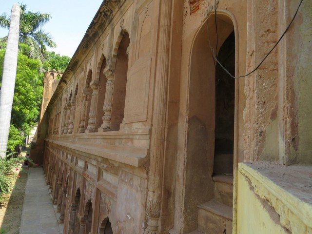 बावली के दोनों ओर राजस्थानी स्टाइल में बने झरोखे 