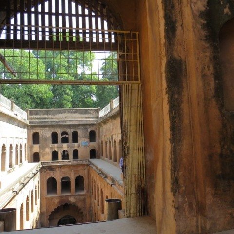 बावली के प्रवेश द्वार में सीढियां चढ़ने पर कुछ यूँ दीखता है 