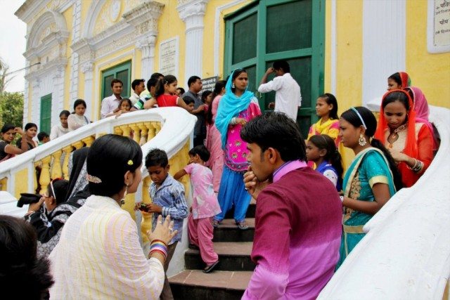The way to main Church: waiting for opening the doors