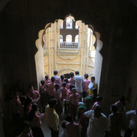 बालकनी से निचली मंजिल का दृश्