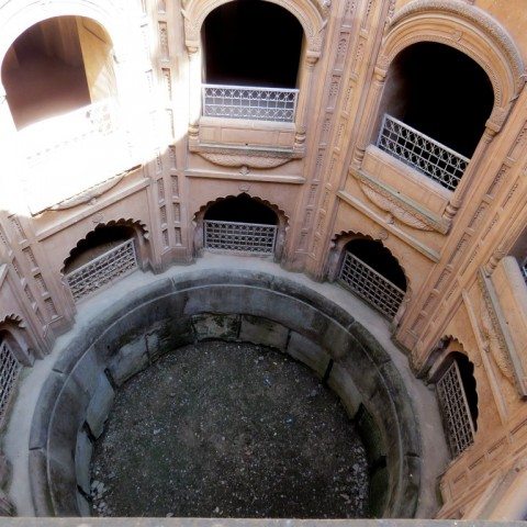 बावली के कुऐं का एक दृश्य