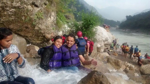 झरने के बीच जल से खेलते हम लोग