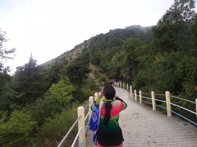 चढाई के बीच में 