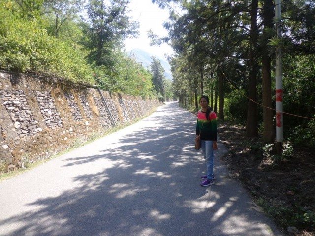 न जाने कितनी दूर अभी जाना है 