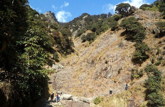 त्रिउण्ड की ओर जाते हुए कुछ पर्वतारोही