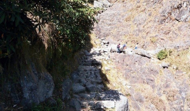 रिउण्ड की ओर जाते हुए कुछ पर्वतारोह