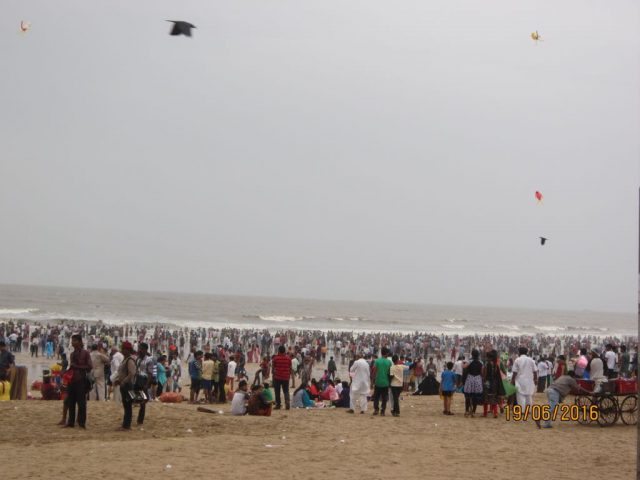 जुहू बिच पर उमड़ी भीड़