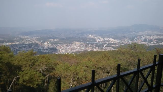 शिलोंग का विहंगम दृश्य और स्थानीय वेशभूषा में